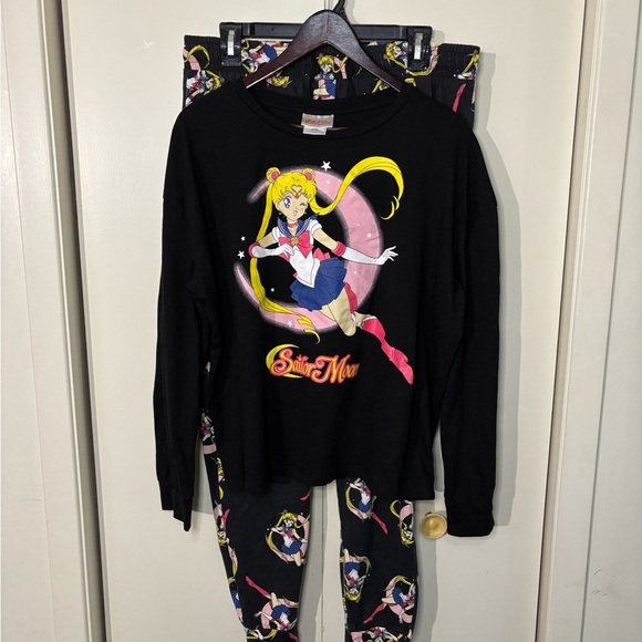 Sailor Moon Graphic Pajama Set - Picture 2 of 8
